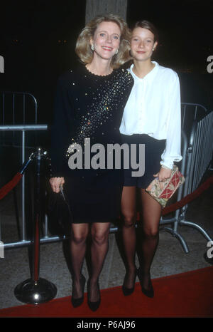 CENTURY CITY, CA - Dezember 11: (L-R) Schauspielerin Blythe Danner und Tochter Schauspielerin Gwyneth Paltrow teilnehmen' der Prinz der Gezeiten' Premiere am Dezember 11, 1991 Cineplex Odeon Century Plaza Kinos in Century City, Kalifornien. Foto von Barry King/Alamy Stock Foto Stockfoto