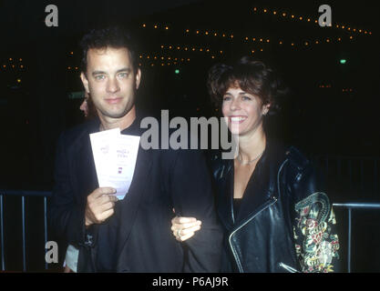 CENTURY CITY, CA - Dezember 11: (L-R) Schauspieler Tom Hanks und Schauspielerin Rita Wilson teilnehmen' der Prinz der Gezeiten' Premiere am Dezember 11, 1991 Cineplex Odeon Century Plaza Kinos in Century City, Kalifornien. Foto von Barry King/Alamy Stock Foto Stockfoto