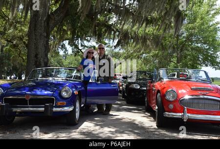 Oberstleutnant Jeff Ragusa, 53. Wetter Reconnaissance Squadron Pilot, und seine Frau Susan, sind Mitglieder des British Car Club von New Orleans. Sie besitzen einen 1974 MGB Roadster, Ragusa gekauft und fuhr als Student vor Jahren. Das Auto Club erinnerte an die nach dem Zweiten Weltkrieg der US Air Force Start- und Landebahnen für Autorennen durch die Keesler Air Force Base, Alabama, Start- und Landebahn 21. Mai 2016. In der Post-WWII Ära der frühen US-racing, es gab mehrere Tragödien durch Menschen Racing auf Fahrbahnen. Diese beauftragt den Schritt von der Straße, die auf die Tracks. (Mit freundlicher Genehmigung von Foto/Reich Kopp) Stockfoto