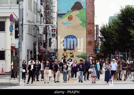 Menschen an einer Kreuzung in Tokyos Omotesando Bereich warten. (6/2018) Stockfoto