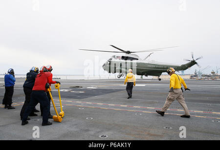 170227-N-ZE 240-0266 Newport News, Virginia (Feb. 27, 2017) Marine landet man auf dem Flugdeck der Pre-Commissioning Unit Flugzeugträger Gerald R. Ford (CVN 78). (U.S. Marine Foto von Mass Communication Specialist 3. Klasse Cathrine Mae O. Campbell/Freigegeben) Stockfoto