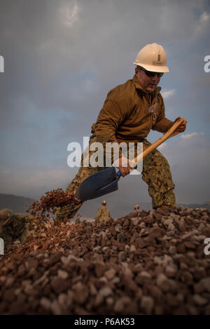 170314-N-CJ186-4297 JINHAE, Südkorea (14. März 2017) Lt.j.g. John Watkins, Naval Mobile Bau Bataillon (NMCB) 5, hilft Wiederherstellung ein beschädigten Kai Wand an der Republik von Korea (ROK) Marine Bildung und Training Command in Jinhae, ROK, während Übung Fohlen Eagle 2017 zugewiesen. Die jährlichen bilateralen Übung soll die Bereitschaft der USA und ROK Kräfte und ihre Fähigkeit zur Zusammenarbeit im Krisenfall zu verbessern. (Foto: U.S. Navy Mass Communication Specialist 1. Klasse Torrey W. Lee/freigegeben) Stockfoto