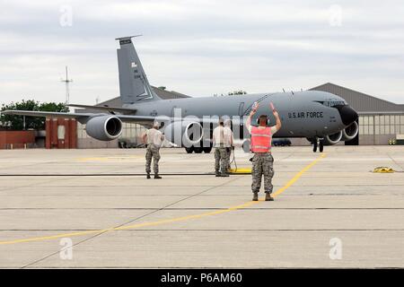 Mitglieder aus den 127 Air Refuelling Group, Selfridge Air National Guard Base, mich nach Hause kommen vom Internationalen Flughafen Riga, Lettland unterstützt mehrere Woche lange Übung, Sabre Streik 18. Am 22. Juni 2018. Die 127 Air Refuelling Group durchgeführt der Luftbetankung zu den Michigan Air National Guard A-10 Thunderbolt IIs und Colorado Air National Guard F-16 Fighting Falcons, die Flugzeuge ihre Projektion von Air Power zu verlängern. Sabre Streik ist ein langjähriger US-Army Europe - LED-kooperative Ausbildung, die Bereitschaft und die Interoperabilität zwischen Alliierten und Regio zu verbessern Stockfoto