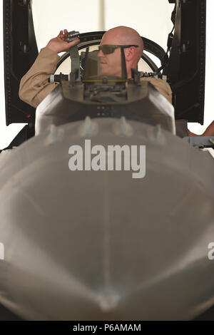 Oberst Scott Gibson, 407 Air Expeditionary Gruppenkommandant, Riemen in einem F-16 Fighting Falcon, 23. Juni 2018, an einem geheimen Ort im Südwesten Asien. Der Flug war Gibsons erste als 407 AEG Commander. (U.S. Air Force Foto: Staff Sgt. Dana J. Kabel) Stockfoto