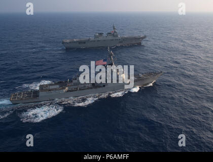 180623-N-ND 356-0260 PAZIFISCHEN OZEAN (23. Juni 2018) U.S. Navy geführte Anti-raketen-Zerstörer USS William S. Lawrence (DDG110) Japan Maritime Verteidigung-kraft Zerstörer JDS Ise (DDH182) führen eine Formation mit der Republik Singapur Schiff der Marine RSS Tenacious (71), indische Marine Schiff ins Sahyadri (F49), und der Philippinischen Marine Schiffe BRP Davao del Sur (LD602) und BRP Andres Bonifacio (FF 17) während einer Gruppe segeln Ausbildung. Gruppe Segel eine Gelegenheit für die Besatzungen auf Teamarbeit, Kommunikation zu konzentrieren, und Fähigkeiten am Meer abzuziehen. (U.S. Marine Foto von Mass Communication Specialist 2. Klasse Jessica O. Schwarz Stockfoto