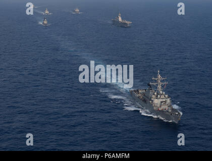 180623-N-ND 356-0291 PAZIFISCHEN OZEAN (23. Juni 2018) U.S. Navy geführte Anti-raketen-Zerstörer USS William S. Lawrence (DDG110) führt eine Formation mit Japan Maritime Verteidigung-kraft Zerstörer JS Ise (DDH182), Republik Singapur Schiff der Marine RSS Tenacious (71), indische Marine Schiff ins Sahyadri (F49), und der Philippinischen Marine Schiffe BRP Davao del Sur (LD602) und BRP Andres Bonifacio (FF 17) während einer Gruppe segeln Ausbildung. Gruppe Segel eine Gelegenheit für die Besatzungen auf Teamarbeit, Kommunikation zu konzentrieren, und Fähigkeiten am Meer abzuziehen. (U.S. Marine Foto von Mass Communication Specialist 2. Klasse Jessica O. Blackwell/Rele Stockfoto