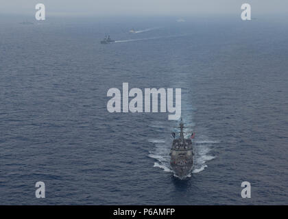 180623-N-ND 356-0351 PAZIFISCHEN OZEAN (23. Juni 2018) U.S. Navy geführte Anti-raketen-Zerstörer USS William S. Lawrence (DDG110), Japan Maritime Verteidigung-kraft Zerstörer JS Ise (DDH182), Republik Singapur Schiff der Marine RSS Tenacious (71), Indien Schiff der Marine ins Sahyadri (F49), und der Philippinischen Marine Schiffe BRP Davao del Sur (LD602) und BRP Andres Bonifacio (FF 17) Pause Bildung nach einer Gruppe segeln Evolution. Gruppe Segel eine Gelegenheit für die Besatzungen auf Teamarbeit, Kommunikation zu konzentrieren, und Fähigkeiten am Meer abzuziehen. (U.S. Marine Foto von Mass Communication Specialist 2. Klasse Jessica O. Blackwell/Freigegeben Stockfoto