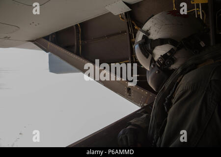 Cpl. Chase Clark, ein tiltrotor Crew Chief mit Marine Medium Tiltrotor Squadron 764, Marine Flugzeuge Gruppe 41, 4 Marine Flugzeugflügel, blickt die offene Rampe eines MV-22 Osprey B während der integrierte Ausbildung Übung 4-18, in der Marine Corps Air Ground Combat Center Twentynine Palms, Calif., 23. Juni 2018. VMM-764, wie "Moonlight" bekannt, ist aus der Marine Corps Air Station Miramar und Air Combat element Unterstützung bei ITX 4-18 zu Marine Air Ground Task Force 23. (U.S. Marine Corps Foto von Lance Cpl. Samantha Schwoch/freigegeben) Stockfoto