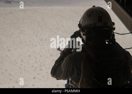 Cpl. Chase Clark, ein tiltrotor Crew Chief mit Marine Medium Tiltrotor Squadron 764, Marine Flugzeuge Gruppe 41, 4 Marine Flugzeugflügel, Uhren aus der Rampe eines B MV-22 Osprey, während integrierte Ausbildung Übung 4-18 bei Marine Corps Air Ground Combat Center Twentynine Palms, Calif., 23. Juni 2018. VMM-764, wie "Moonlight" bekannt, ist aus der Marine Corps Air Station Miramar und Air Combat element Unterstützung bei ITX 4-18 zu Marine Air Ground Task Force 23. (U.S. Marine Corps Foto von Lance Cpl. Samantha Schwoch/freigegeben) Stockfoto