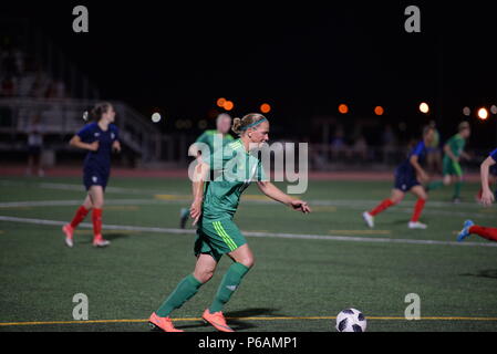 FORT BLISS, Texas. - Elite Frauen aus Frankreich und Deutschland konkurrieren in der El Paso Wärme in Fort Bliss Juni 23, bei der Conseil International du Sport Militaire (CISM) Weltweit militärische Frauen Fußball-Europameisterschaft 2018. Internationale militärische Teams quadrierten weg die besten Frauen Fußball-Spieler schließlich Krone unter den internationalen Militärs teilnehmen. Us Navy Foto von Mass Communication Specialist 3. Klasse Camille Miller (freigegeben) Stockfoto