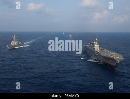 180623-N-ND 356-0246 PAZIFISCHEN OZEAN (23. Juni 2018) Geführte Anti-raketen-Zerstörer USS William S. Lawrence (DDG110), Links, Segel mit Japan Maritime Verteidigung-kraft Zerstörer JS Ise (DDH182), Republik Singapur Schiff der Marine RSS Tenacious (71), indische Marine Schiff ins Sahyadri (F49), und der Philippinischen Marine Schiffe BRP Davao del Sur (LD602) und BRP Andres Bonifacio (FF 17) während einer Gruppe segeln Ausbildung. Gruppe Segel eine Gelegenheit für die Besatzungen auf Teamarbeit, Kommunikation zu konzentrieren, und Fähigkeiten am Meer abzuziehen. (U.S. Marine Foto von Mass Communication Specialist 2. Klasse Jessica O. Blackwell/Freigegeben) Stockfoto