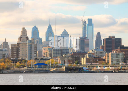 Blick auf die Skyline von Philadelphia vom Camden New Jersey Seite des Delaware River. Stockfoto