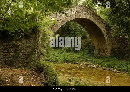 Pont de la Riera sobre el rio Ges (S. XV). Sant Pere de Torelló. Garrotxa. Catalunya. España. Stockfoto