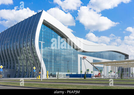 Simferopol Krim - 22. Mai 2018: Die modernen Flughafen auf einem blauen Himmel Hintergrund Stockfoto