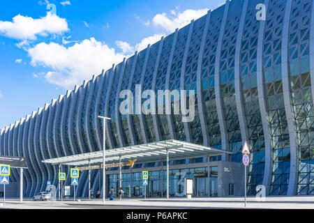 Simferopol Krim - 22. Mai 2018: Der Eingang zum modernen Gebäude des Flughafens. Stockfoto