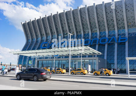 Simferopol Krim - 22. Mai 2018: Menschen und Autos am Eingang zu den modernen Flughafen Gebäude. Stockfoto