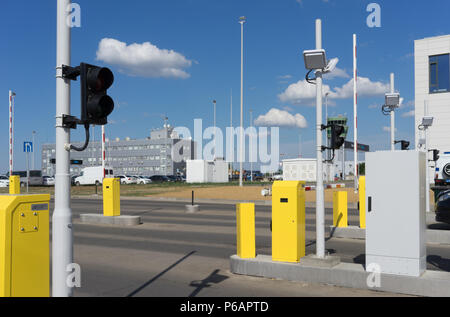 Simferopol Krim - 22. Mai 2018: Moderne automatische Schranke am Flughafen Stockfoto