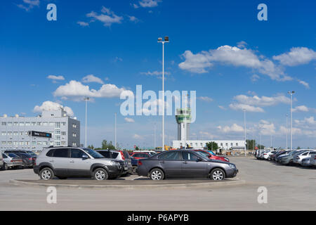 Simferopol auf der Krim - Mai 22, 2018 Parken am Flughafen Stockfoto