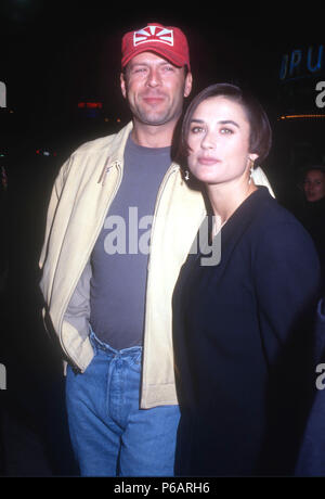 WESTWOOD, CA - 12. Dezember: (L-R) Schauspieler Bruce Willis und Schauspielerin Demi Moore nehmen an der 'Last Boy Scout' Premiere am 12 Dezember, 1991 bei Mann Dorf Theater in Westwood, Kalifornien. Foto von Barry King/Alamy Stock Foto Stockfoto