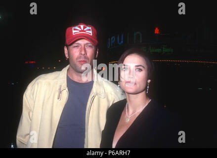 WESTWOOD, CA - 12. Dezember: (L-R) Schauspieler Bruce Willis und Schauspielerin Demi Moore nehmen an der 'Last Boy Scout' Premiere am 12 Dezember, 1991 bei Mann Dorf Theater in Westwood, Kalifornien. Foto von Barry King/Alamy Stock Foto Stockfoto