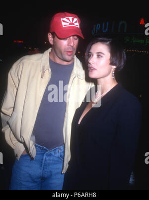 WESTWOOD, CA - 12. Dezember: (L-R) Schauspieler Bruce Willis und Schauspielerin Demi Moore nehmen an der 'Last Boy Scout' Premiere am 12 Dezember, 1991 bei Mann Dorf Theater in Westwood, Kalifornien. Foto von Barry King/Alamy Stock Foto Stockfoto