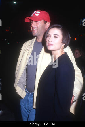 WESTWOOD, CA - 12. Dezember: (L-R) Schauspieler Bruce Willis und Schauspielerin Demi Moore nehmen an der 'Last Boy Scout' Premiere am 12 Dezember, 1991 bei Mann Dorf Theater in Westwood, Kalifornien. Foto von Barry King/Alamy Stock Foto Stockfoto