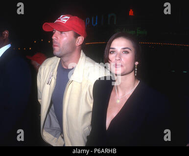 WESTWOOD, CA - 12. Dezember: (L-R) Schauspieler Bruce Willis und Schauspielerin Demi Moore nehmen an der 'Last Boy Scout' Premiere am 12 Dezember, 1991 bei Mann Dorf Theater in Westwood, Kalifornien. Foto von Barry King/Alamy Stock Foto Stockfoto