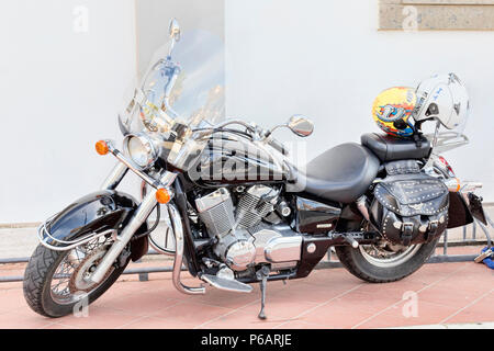 Rom, Italien, 27. Juni 2018: Schöne Custom Motorrad Honda Shadow 750 an der Küste von Rom geparkt. In Japan von Honda produziert seit 1988. Stockfoto