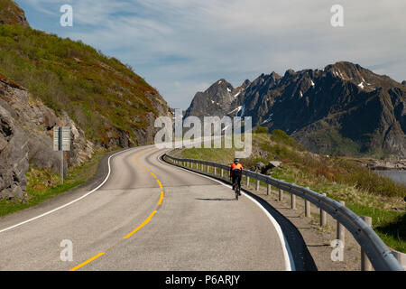 Radfahren auf Reine, Lofoten, Norwegen. Stockfoto