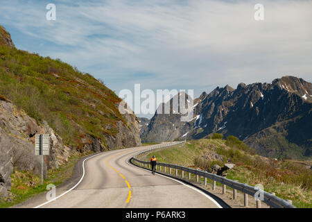 Radfahren auf Reine, Lofoten, Norwegen. Stockfoto