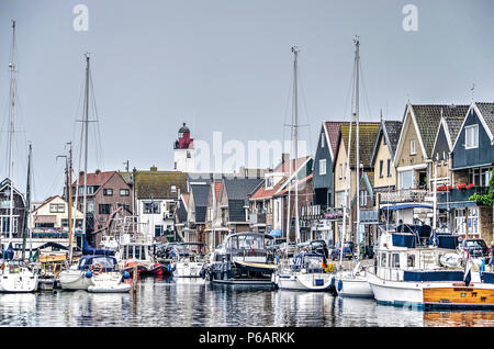 Urk, Niederlande, 8. Juni 2018: die Yachten im Hafen von Anfang an einem Sommerabend Stockfoto