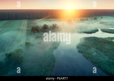 Early Misty Morning, Wildnis. Blick auf die Landschaft und den Fluss. Nebel über dem Fluss in der Dämmerung Stockfoto