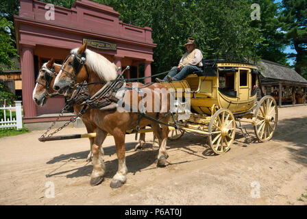 Mit zwei Pferden an Old Sturbridge Village, Sturbridge, Worcester County, Massachusetts, USA Stagecoach Stockfoto