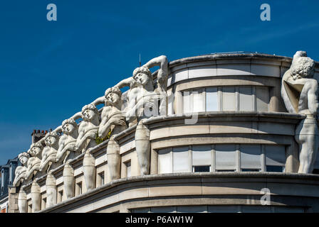 Frankreich, Paris 12. Bezirk, barocke Gebäude mit der Nachbildung einer Skulptur von Michelangelo (Architekt Munez Yanovski) Stockfoto