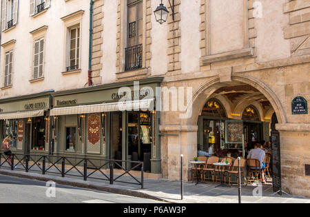 Frankreich, Paris, 3. Bezirk, Marais, Place des Vosges, Hugo Café - Restaurant, rue du Pas de la Mule Stockfoto