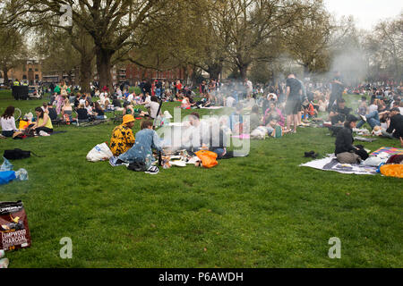 London. Hackney. London Felder. Grillfeste und Picknicks. Die Leute sitzen auf dem Gras und Picknicks genießen. Stockfoto