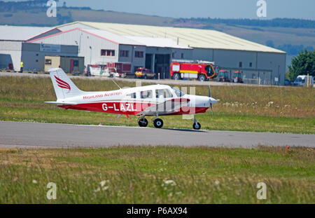 Piper PA -28-161 Cherokee Krieger ll in Inverness Dalcross Flughafen während eines Fluges Training. Stockfoto