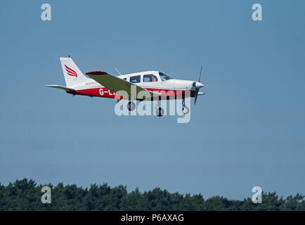 Piper PA -28-161 Cherokee Krieger ll in Inverness Dalcross Flughafen während eines Fluges Training. Stockfoto