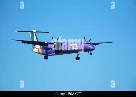 Flybe Dash 8-400 Q Passagier aircraftT Annäherung an den Flughafen Inverness in den schottischen Highlands bereit für die Landung. Stockfoto