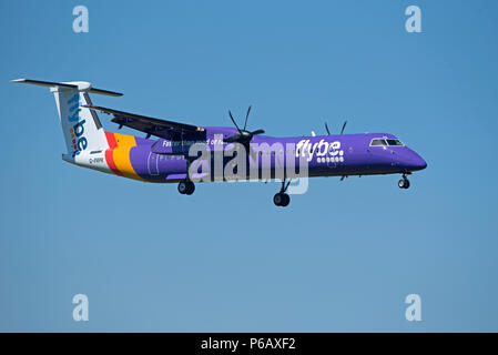 Flybe Dash 8-400 Q PKW Flugzeug Flughafen Inverness in den schottischen Highlands bereit für die Landung. Stockfoto