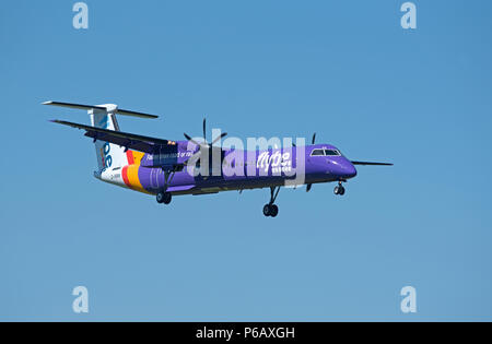 Flybe Dash 8-400 Q Passagier aircraftT Annäherung an den Flughafen Inverness in den schottischen Highlands bereit für die Landung. Stockfoto