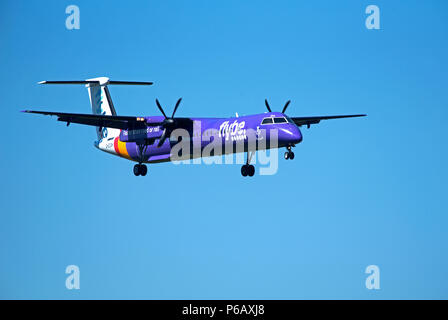 Flybe Dash 8-400 Q Passagier aircraftT Annäherung an den Flughafen Inverness in den schottischen Highlands bereit für die Landung. Stockfoto