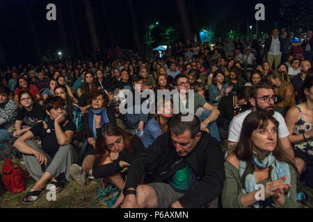 Rom, Italien. 27 Juni, 2018. Die italienischen Jazz Trompeter auf 27/06/2018 an der 5. Edition von Ifest 2018 - unabhängige Überprüfung der Musik und Poesie im Park von Ponte Nomentano in Rom. Mit ihm auf der Bühne Bebo Ferra, die auf akustischer Gitarre, Paolino Dalla Porta am Kontrabass und Stefano Bagnoli am Schlagzeug Credit: Leo Claudio De Petris/Pacific Press/Alamy leben Nachrichten Stockfoto