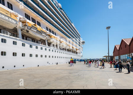 Lissabon, Portugal - 19. Mai 2017: Großer Luxus Kreuzfahrtschiff Costa Favolosa im Fluss am Fuße des Stadtzentrum von Lissabon, Portugal. Stockfoto