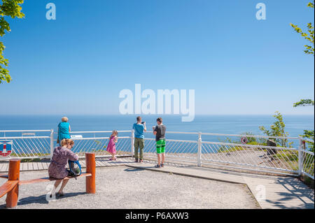 Besucher auf dem Königsstuhl Aussichtsplattform, Sassnitz, Rügen, Mecklenburg-Vorpommern, Deutschland, Europa Stockfoto