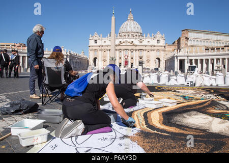 Rom, Italien. 29 Juni, 2018. Anlässlich des Festes der heiligen Peter und Paul, Gönner von Rom, liefert die traditionelle Veranstaltung, die von der Pro Loco von Rom organisiert entlang der Via della Conciliazione und in Piazza Pio XII. Credit: Matteo Nardone/Pacific Press/Alamy leben Nachrichten Stockfoto