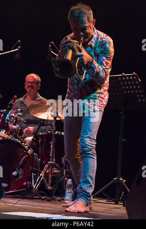 Rom, Italien. 27 Juni, 2018. Die italienischen Jazz Trompeter auf 27/06/2018 an der 5. Edition von Ifest 2018 - unabhängige Überprüfung der Musik und Poesie im Park von Ponte Nomentano in Rom. Mit ihm auf der Bühne Bebo Ferra, die auf akustischer Gitarre, Paolino Dalla Porta am Kontrabass und Stefano Bagnoli am Schlagzeug. Paolo Fresu Credit: Leo Claudio De Petris/Pacific Press/Alamy leben Nachrichten Stockfoto