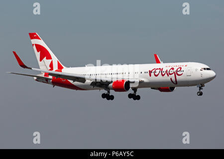 Eine Boeing 767 der Air Canada Rouge bereitet am Flughafen von Manchester in England zu landen. Stockfoto