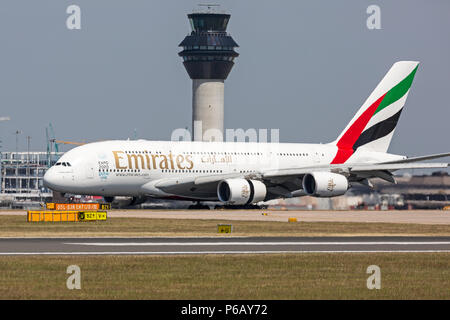 Eine Emirates Airlines Airbus A380, weg vom Flughafen Manchester in England. Stockfoto