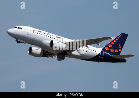 Ein Brussels Airlines Airbus A319, OO-SSK, weg vom Flughafen Manchester in England. Stockfoto